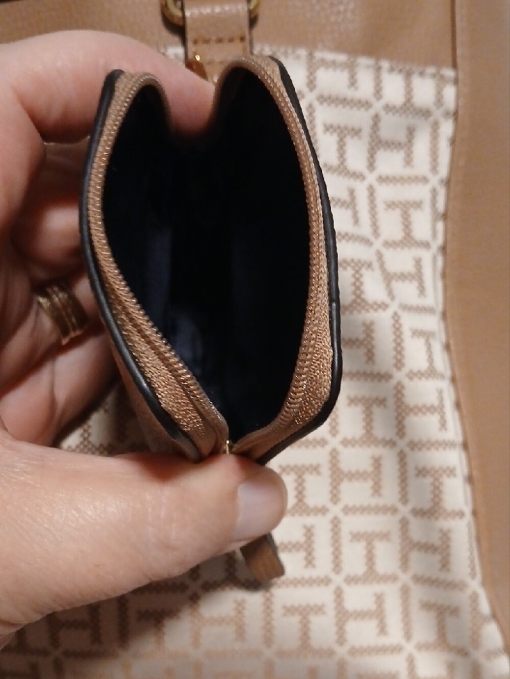 Tommy Hilfiger Beige Tan Logo-Panel Tote with Removable Pouch - Picture 5 of 12